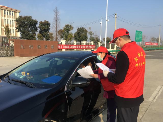 2月1日，蚌埠處九梓站向廣大司乘人員發(fā)放《安徽省交通運(yùn)輸廳疫情防控工作指揮部 致司乘朋友的公開(kāi)信》 (1).jpg