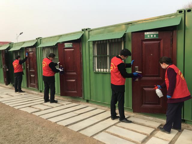 1580811380109360.jpg 界阜蚌公司界首站團支部書記陳曉梅帶領(lǐng)防疫小分隊對辦公區(qū)進行消毒.jpg