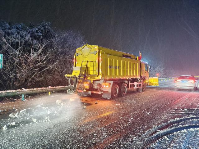 蚌埠處迅速組織人員、機械迅速到位，積極應對鏟冰除雪作業(yè) (10)_調整大小.jpg