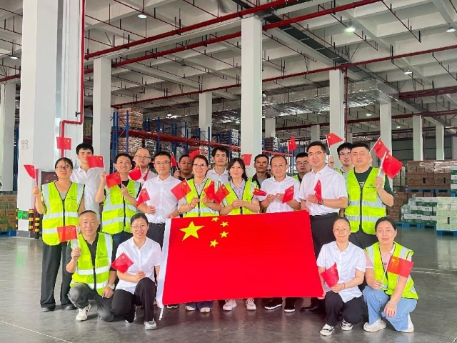 迅捷物流公司組織開展“與國旗合影 為祖國慶生”活動.png